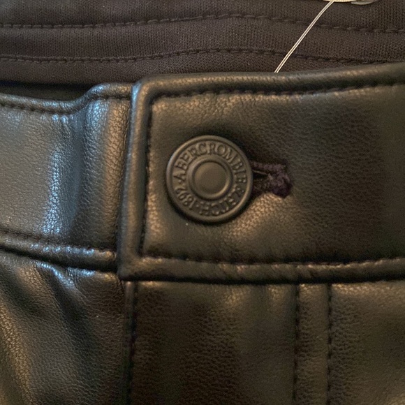Women’s Black Abercrombie & Fitch The ‘90s Relaxed High Rise Vegan Leather Pants - Picture 6 of 12
